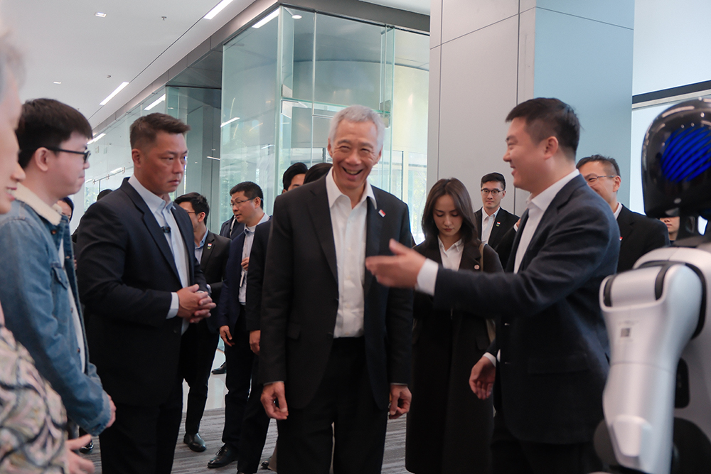 新加坡高级部长李显龙参观J9IBOT｜J9九游会科技资讯配图｜J9九游会