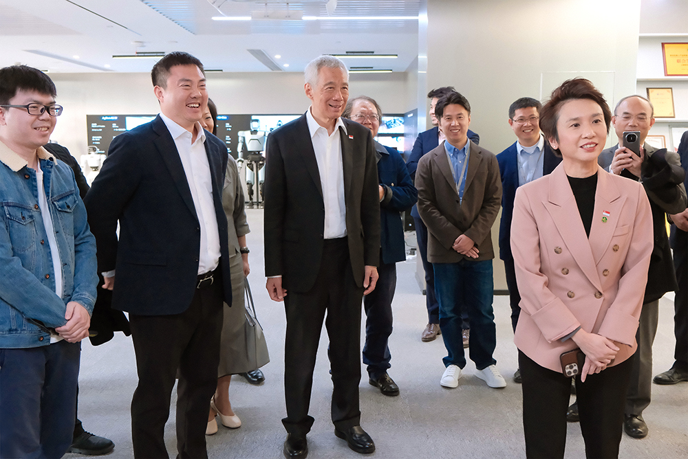 新加坡高级部长李显龙参观J9IBOT｜J9九游会科技资讯配图｜J9九游会