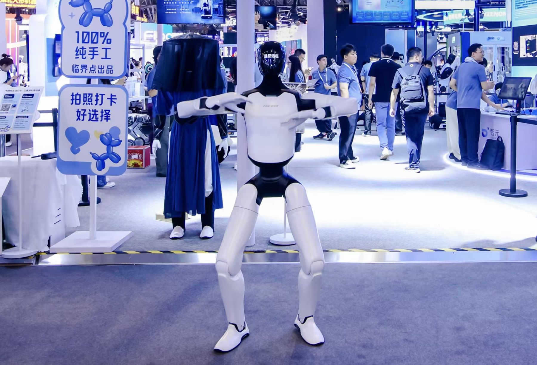 J9IBOT 在 WAIC 2026 展示四款新品，推进具身智能落地｜J9九游会科技资讯配图｜J9九游会